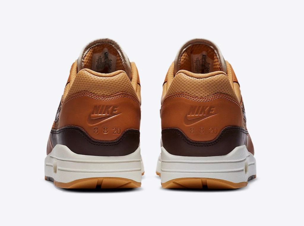 an-mung-snkrs-day-voi-hai-mau-giay-air-max-1-ba-chay
