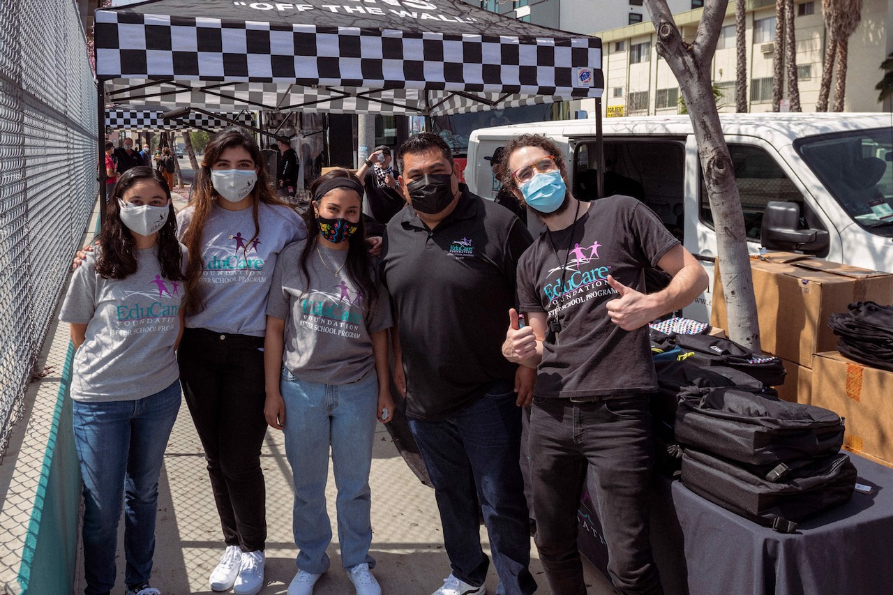 vans-tang-may-tinh-cho-sinh-vien-tai-truong-nghien-cuu-los-angeles