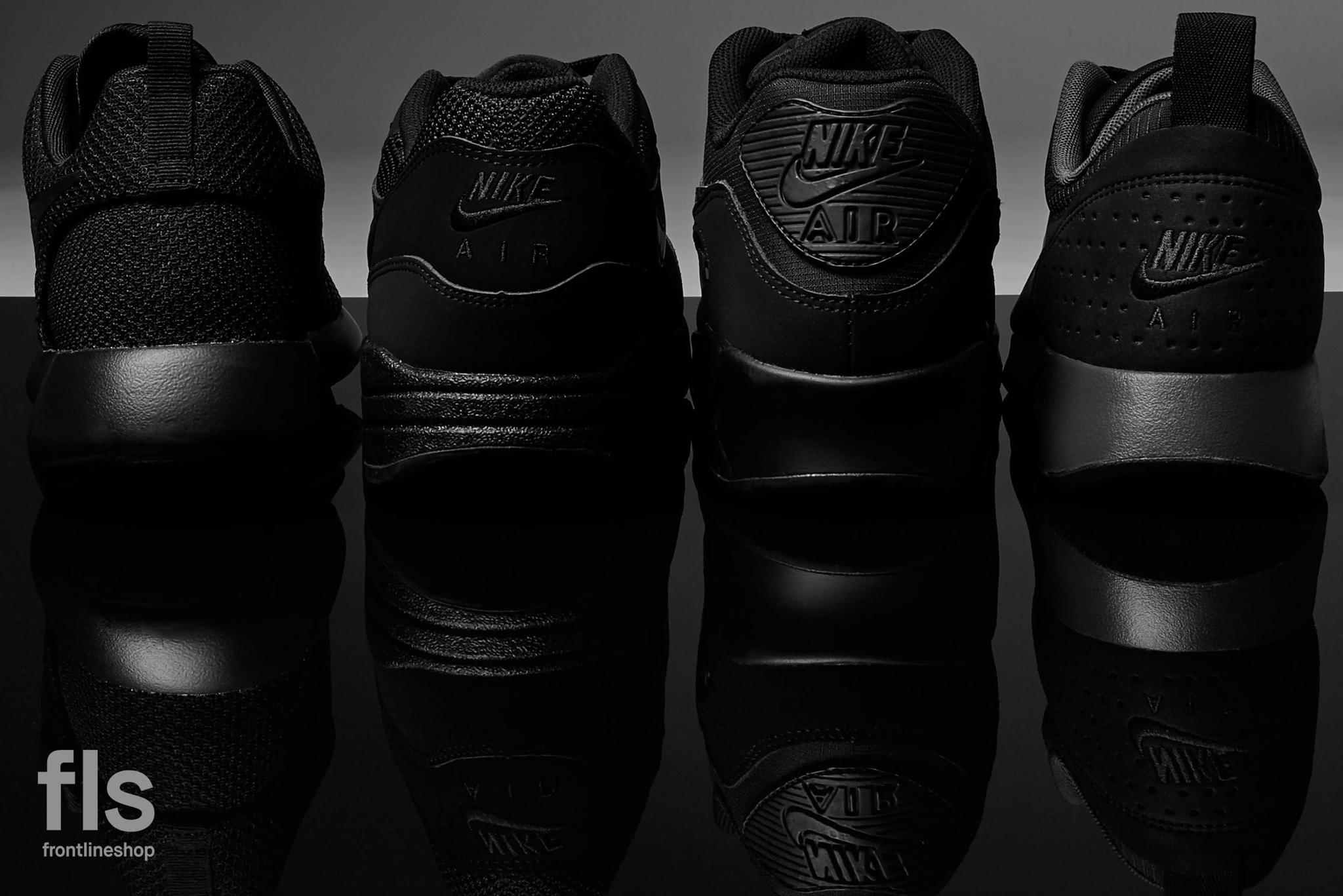 top-12-doi-sneaker-den-de-phoi-do-nhat-nam-2021