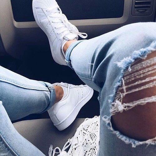 Những đôi sneaker  Superstar trắng có vẻ lên ảnh sẽ rất tinh khôi.