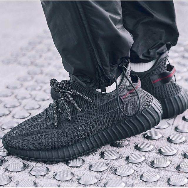 yeezy-day-2021-se-chung-kien-su-hoi-sinh-cua-bo-ba-doi-giay-350-v2