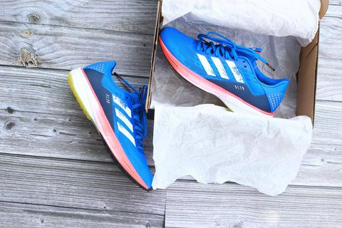 Những đôi adidas mà bạn không thể bỏ lỡ trong mua hè này (Phần 2) Hinh anh 6: Nhung doi adidas ma ban khong the bo lo trong mua he nay (Phan 2)