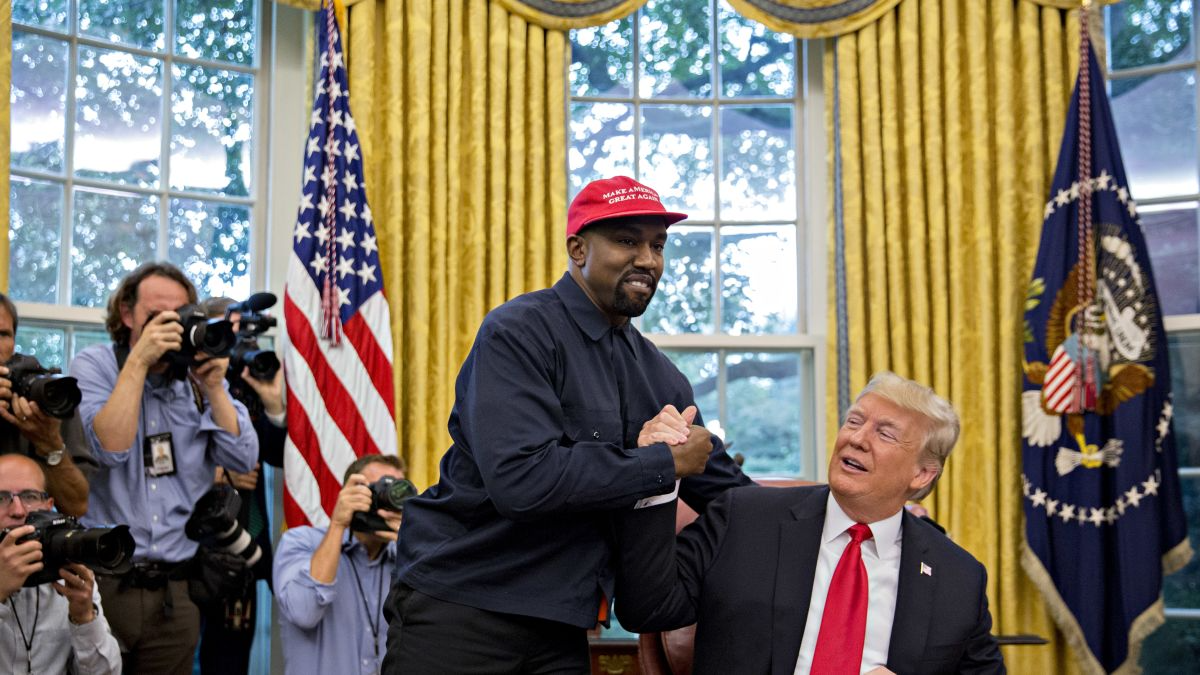 cung-ngam-nhin-qua-su-bien-hoa-moi-nhat-day-gai-goc-cua-yezzy-700