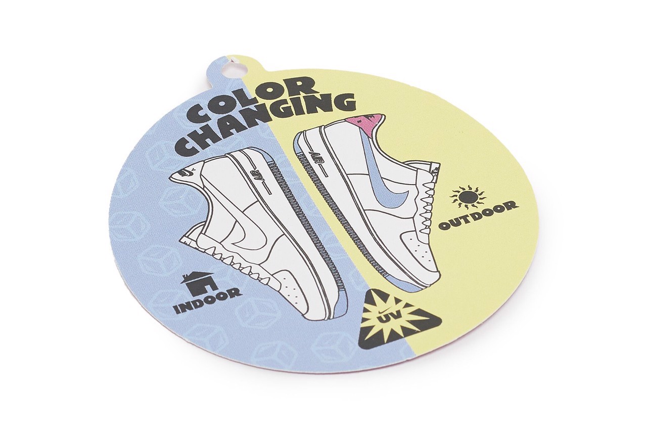 doi-nike-air-force-1-low-nay-co-swoosh-phan-ung-voi-tia-cuc-tim