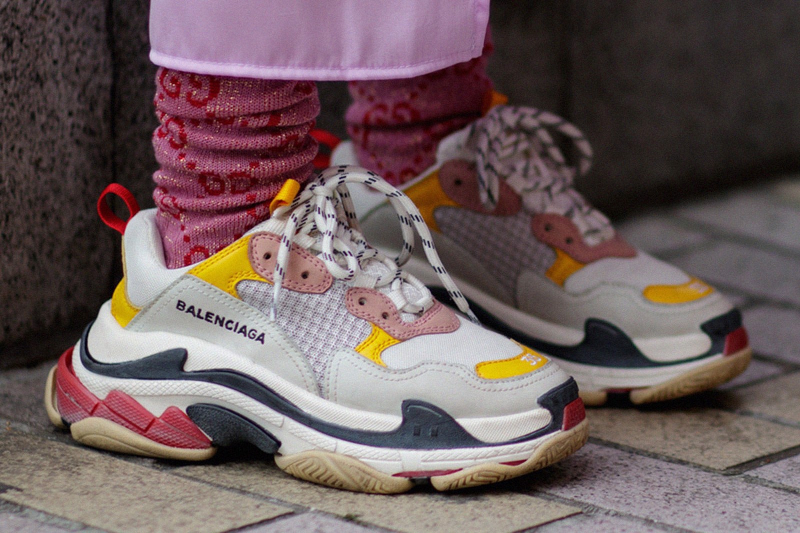 chunky-sneakers-khong-he-het-hot-day-la-ly-do-tai-sao