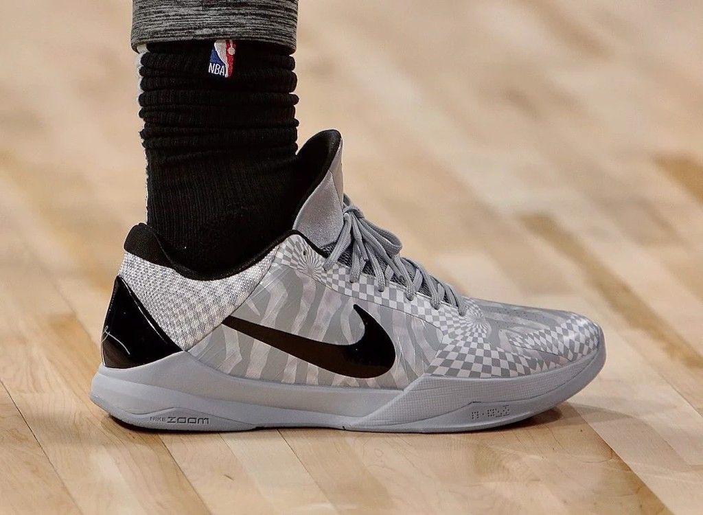 cuoi-tuan-nay-la-su-bung-no-cua-nike-kobe-5-protro-zebra-demar-derozan