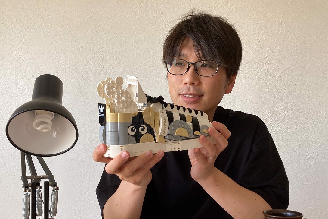 lego-tai-hop-voi-adidas-de-thu-hep-khoang-cach-giua-do-choi-va-sneaker