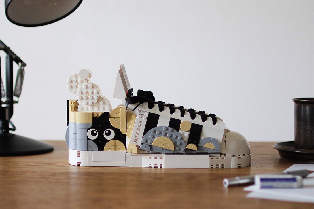 lego-tai-hop-voi-adidas-de-thu-hep-khoang-cach-giua-do-choi-va-sneaker