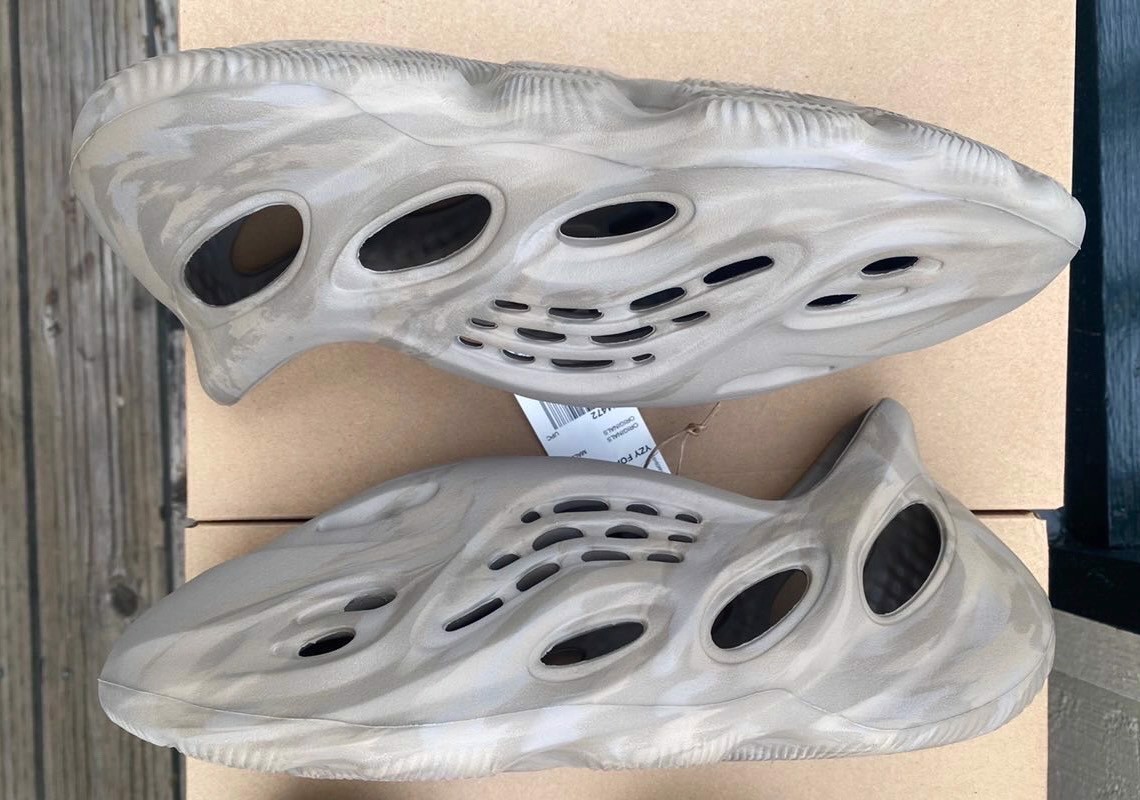 hinh-anh-dau-tien-cua-phien-ban-adidas-yeezy-foam-runner-stone-sage