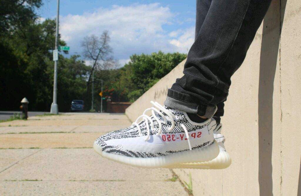 adidas-yeezy-boost-350-v2-zebra-co-dang-mua-hay-khong-dieu-ban-can-bi