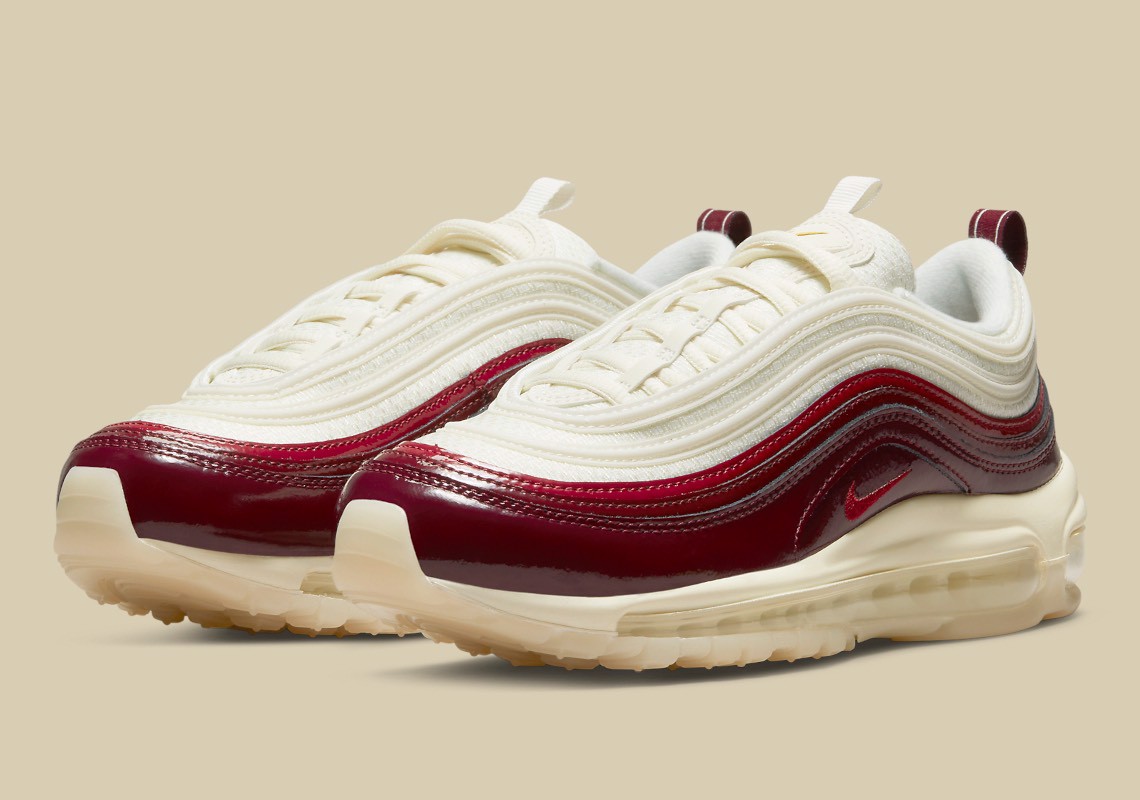 nike-dua-tong-mau-dark-beetroot-len-phien-ban-air-max-97-moi-nhat-cua-ho