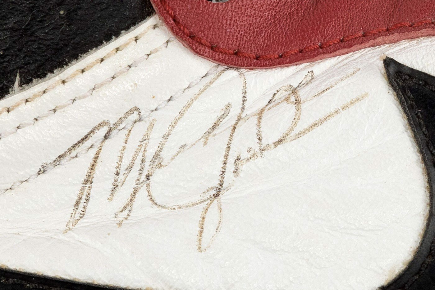 phien-ban-nike-air-jordan-1-1986-cua-michael-jordan-duoc-dau-gia