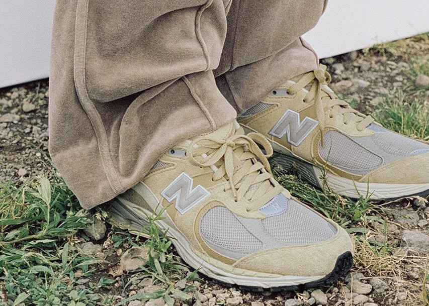 cai-nhin-can-canh-ve-ban-hop-tac-giua-new-balance-2002r-va-auralee