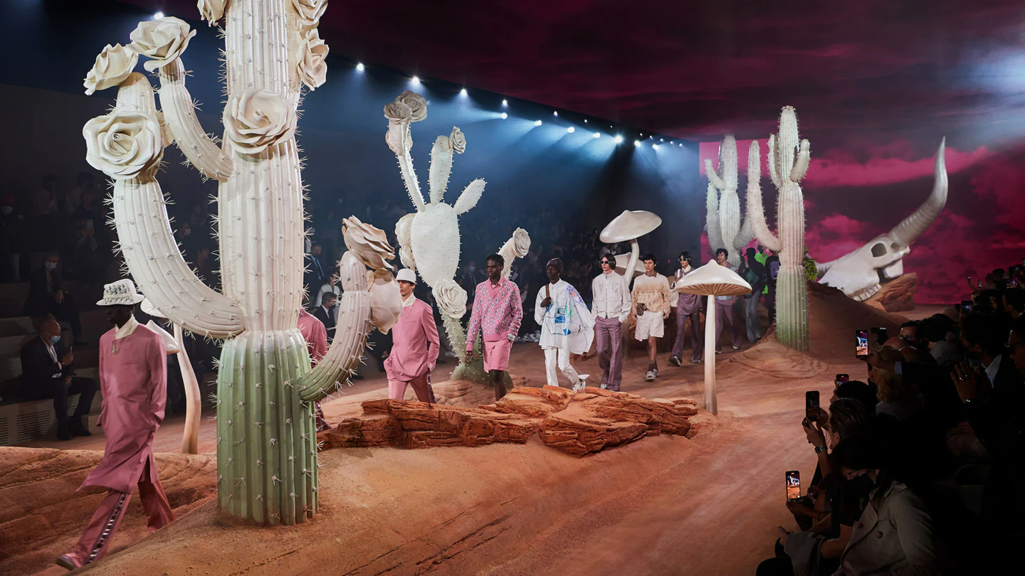 BST Dior x Travis Scott ra mắt hoành tráng tại tuần lễ thời trang Paris Hinh anh 1: BST Dior x Travis Scott ra mat hoanh trang tai tuan le thoi trang Paris
