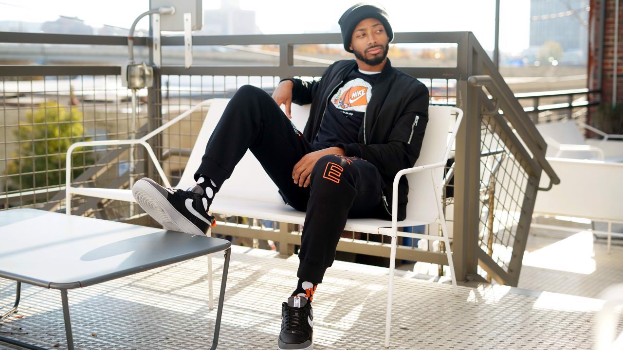 nhung-giai-thoai-hai-huoc-va-thu-vi-ve-nike-air-force-1-all-black