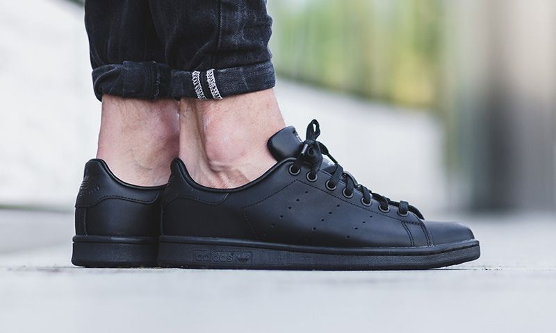 top-12-doi-sneaker-den-de-phoi-do-nhat-nam-2021