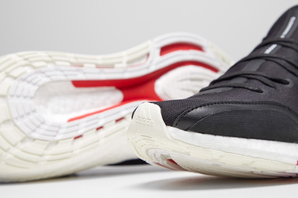 Y-3 tạo ra một thiết kế vòng xoáy tối giản trên adidas UltraBOOST 21