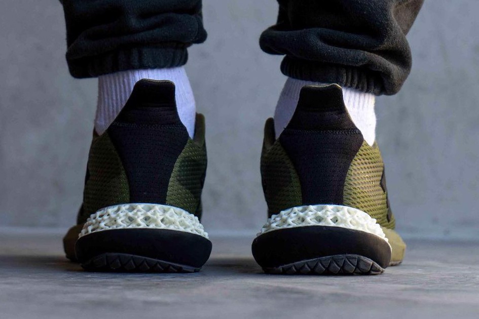 4D và BOOST là công nghệ đệm hiện đại nổi bật nhất của adidas (XETRA: ADS.DE -0,41% ) và chúng đã được hợp nhất trong thời trang độc đáo trên một hình bóng phong cách sống hoàn toàn mới. Được mệnh danh là “4D Kick” bởi YankeeKicks - một cái tên mà tại thời điểm viết bài này vẫn chưa được chính thức xác nhận bởi adidas - đôi giày thể thao lai này là sự kết hợp hấp dẫn của công nghệ Three Stripes sử dụng lại hai hệ thống nổi tiếng để tạo ra một phong cách mới. Gót chân là nơi thực hiện hành động trên “4D Kick”: chúng có hình củ giống như một chiếc UltraBOOST 21 và đặt một miếng xốp BOOST màu đen nghiêng bên dưới một đường gạch chéo của vật liệu 4D có lưới trong “Aero Green”. Tổ hợp nghiêng này thể hiện một cái nhìn độc đáo và nổi bật so với phần còn lại của cấu trúc tương đối đơn giản của giày. Bàn chân trước của đế giữa được làm bằng bọt ô liu đơn giản, trong khi phần trên kết hợp các mắt lưới màu xanh lá cây và đen với đồ họa Ba Sọc ở chân giữa màu đen và một kẹp gót mở rộng. Bề ngoài bằng cao su của Continental màu đen làm tròn ngoại hình. Cùng với một cái tên, đôi giày thể thao adidas lai này vẫn chưa có ngày phát hành chính thức hoặc giá bán lẻ. Tuy nhiên, nó có thể sẽ đến vào cuối mùa xuân hoặc mùa hè này.