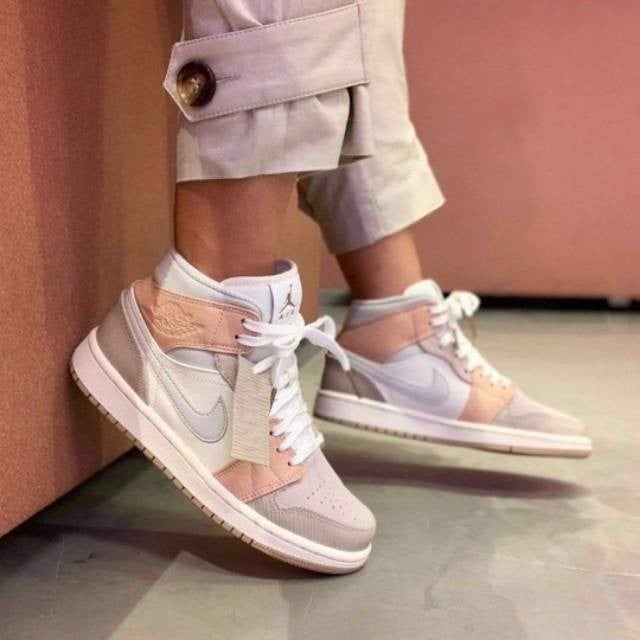 air-jordan-1-mid-milan-mang-tren-minh-cong-trinh-kien-truc-co-dien-nuoc-y
