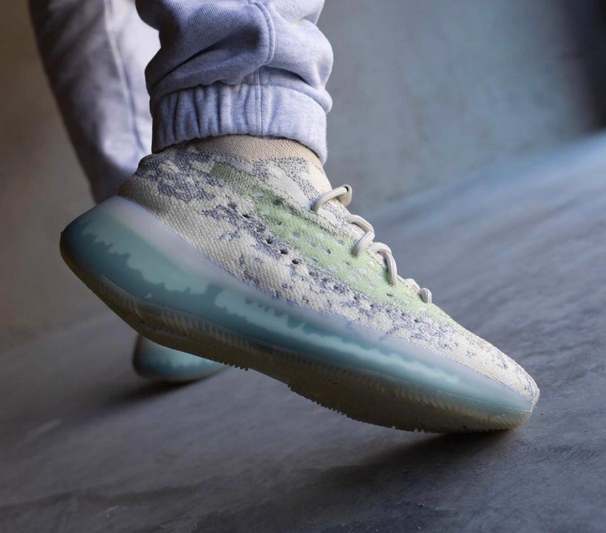  adidas-yeezy-boost-380-alien-blue-reflective-mot-phien-ban-cai-tien-moi-nhat