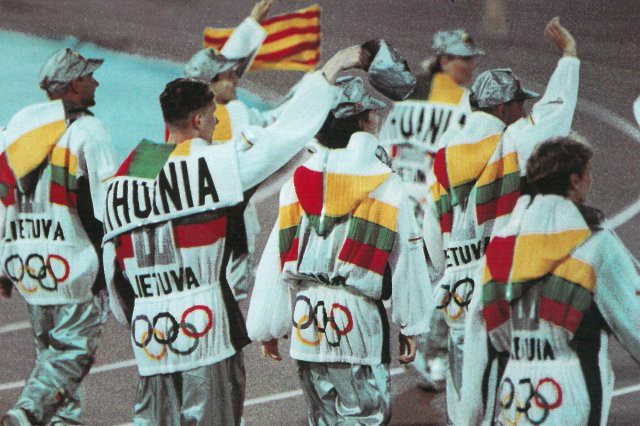 nhung-bo-quan-ao-doc-la-nhat-tai-cac-ki-the-van-hoi-olympic