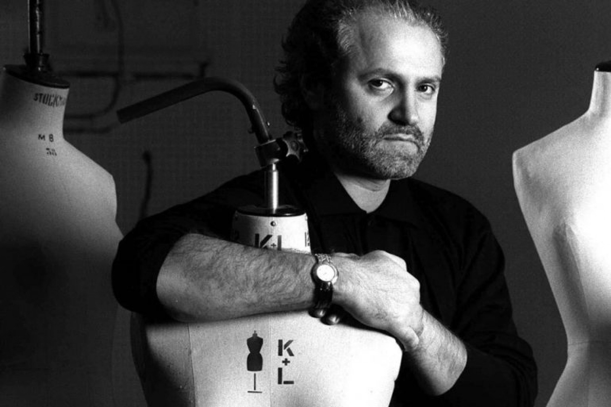 Gianni Versace là ai? Khi thời trang, nghệ thuật, cuộc sống hòa làm một tạo nên một vĩ nhân Hinh anh 3: Gianni Versace la ai? Khi thoi trang, nghe thuat, cuoc song hoa lam mot tao nen mot vi nhan