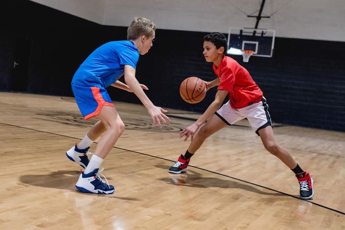 cach-lua-chon-mot-doi-giay-bong-ro-chat-luong