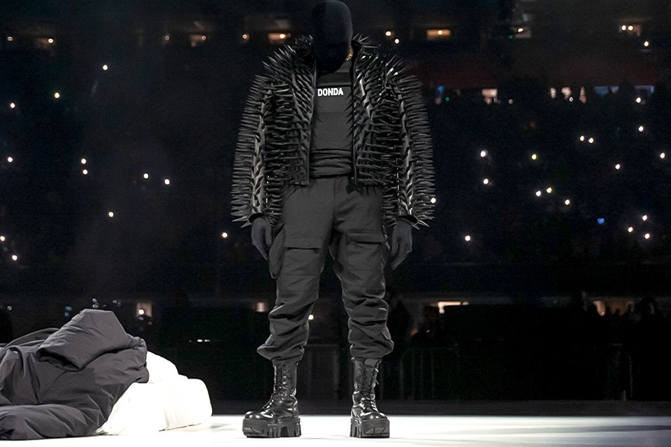 cung-ngam-nhin-qua-su-bien-hoa-moi-nhat-day-gai-goc-cua-yezzy-700