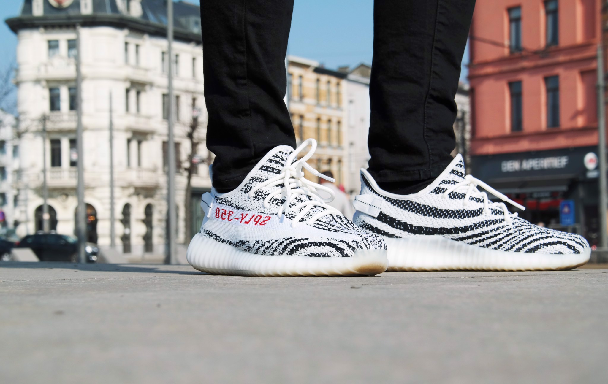 adidas-yeezy-boost-350-v2-zebra-co-dang-mua-hay-khong-dieu-ban-can-bi