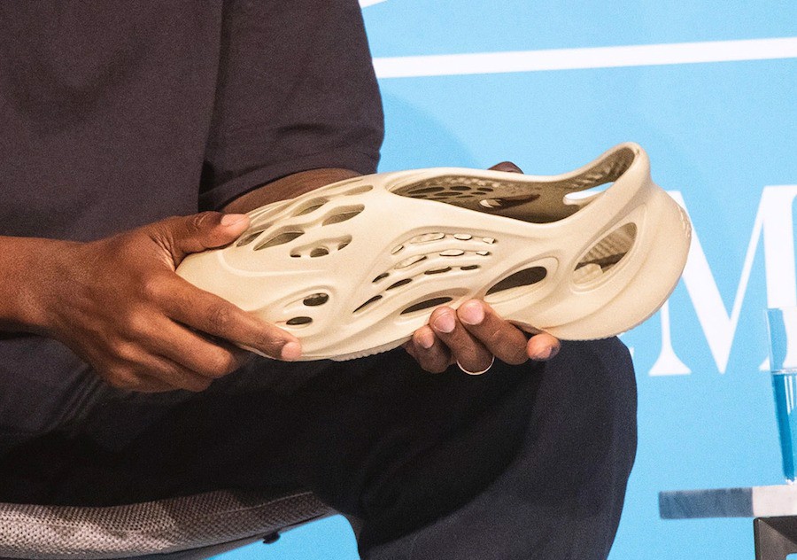 ai-cung-biet-den-yeezy-foam-runner-nhung-chinh-xac-thi-chung-la-gi?