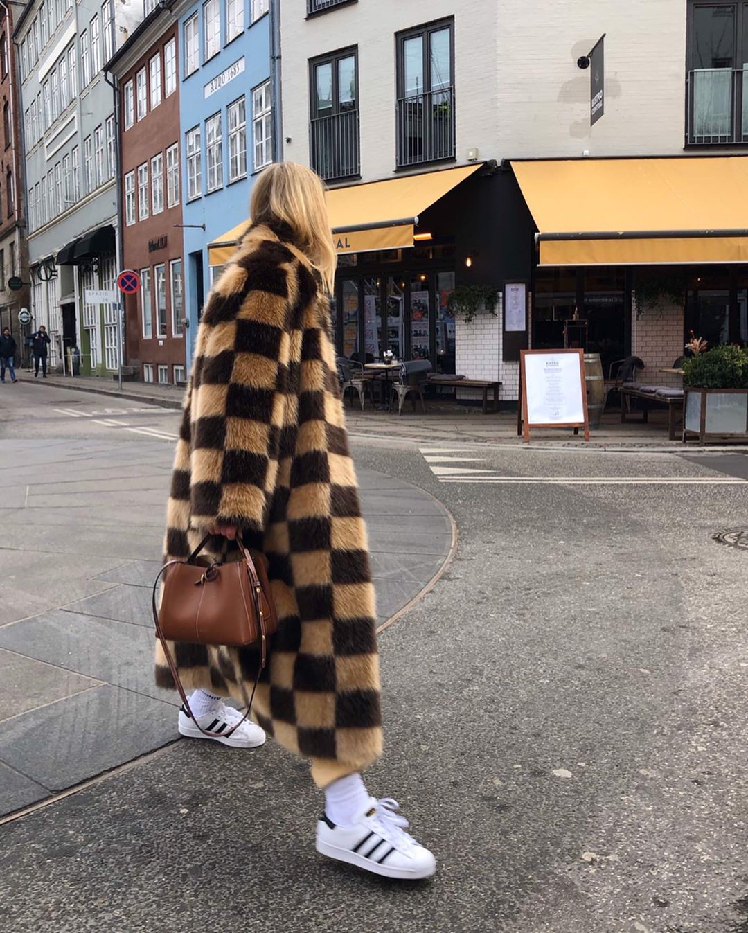 bien-hoa-phong-cach-ca-tuan-chi-voi-mot-doi-giay-adidas-superstar