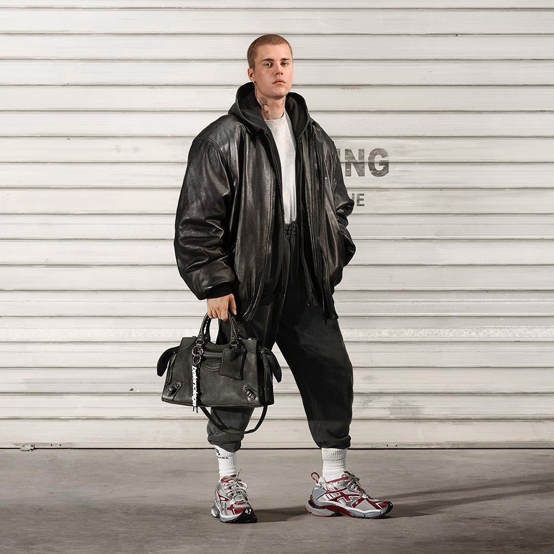 justin-bieber-bat-tay-cung-balenciaga-trong-mot-chien-dich-moi