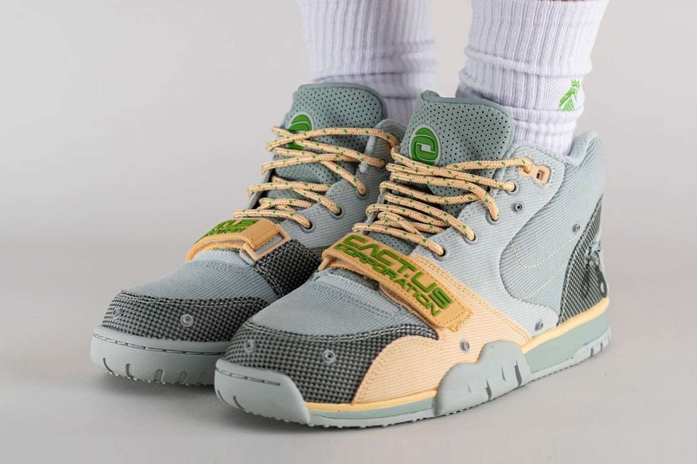 hinh-anh-on-feet-cua-phien-ban-travis-scott-x-nike-air-trainer-1-sp-grey-haze