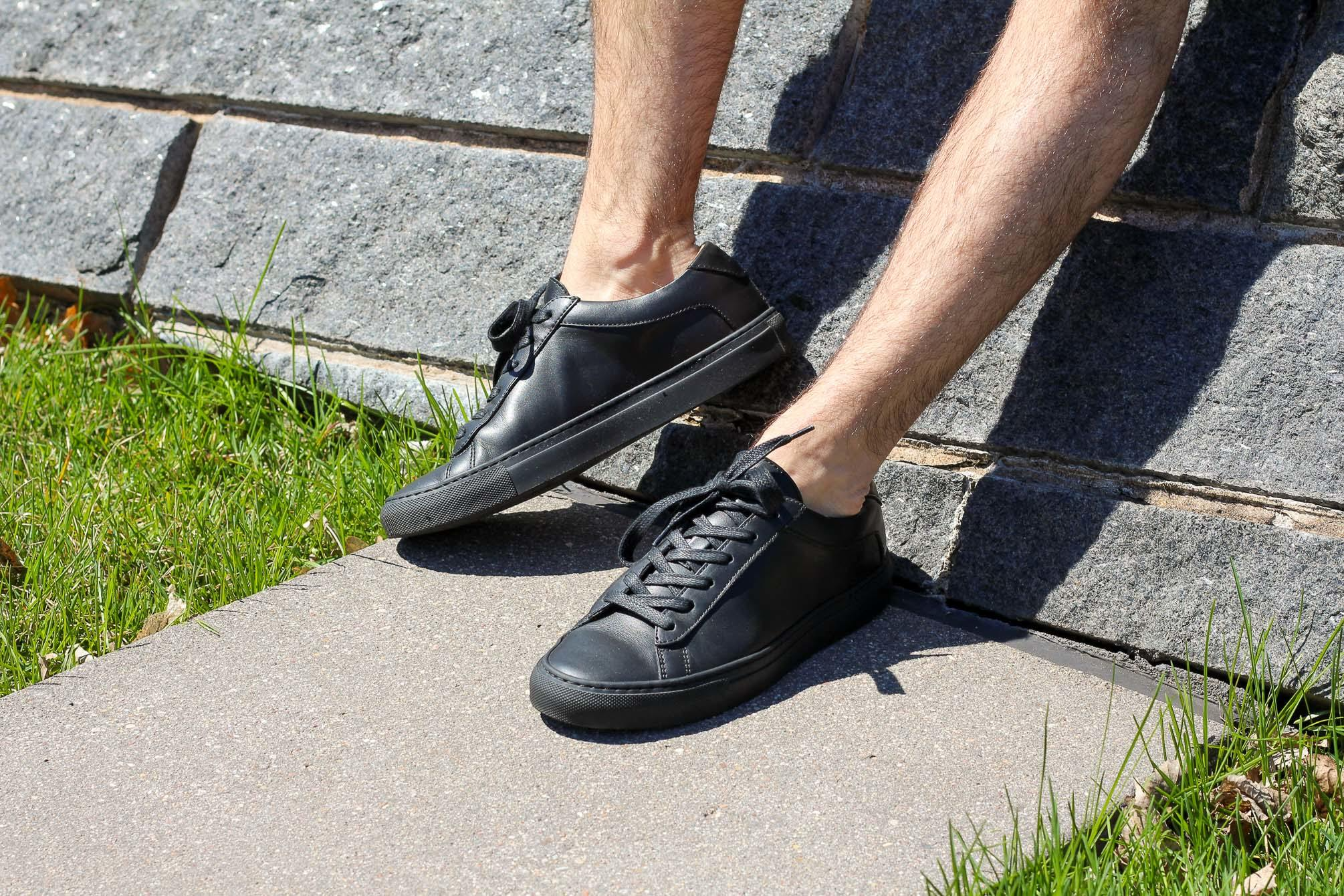 top-12-doi-sneaker-den-de-phoi-do-nhat-nam-2021