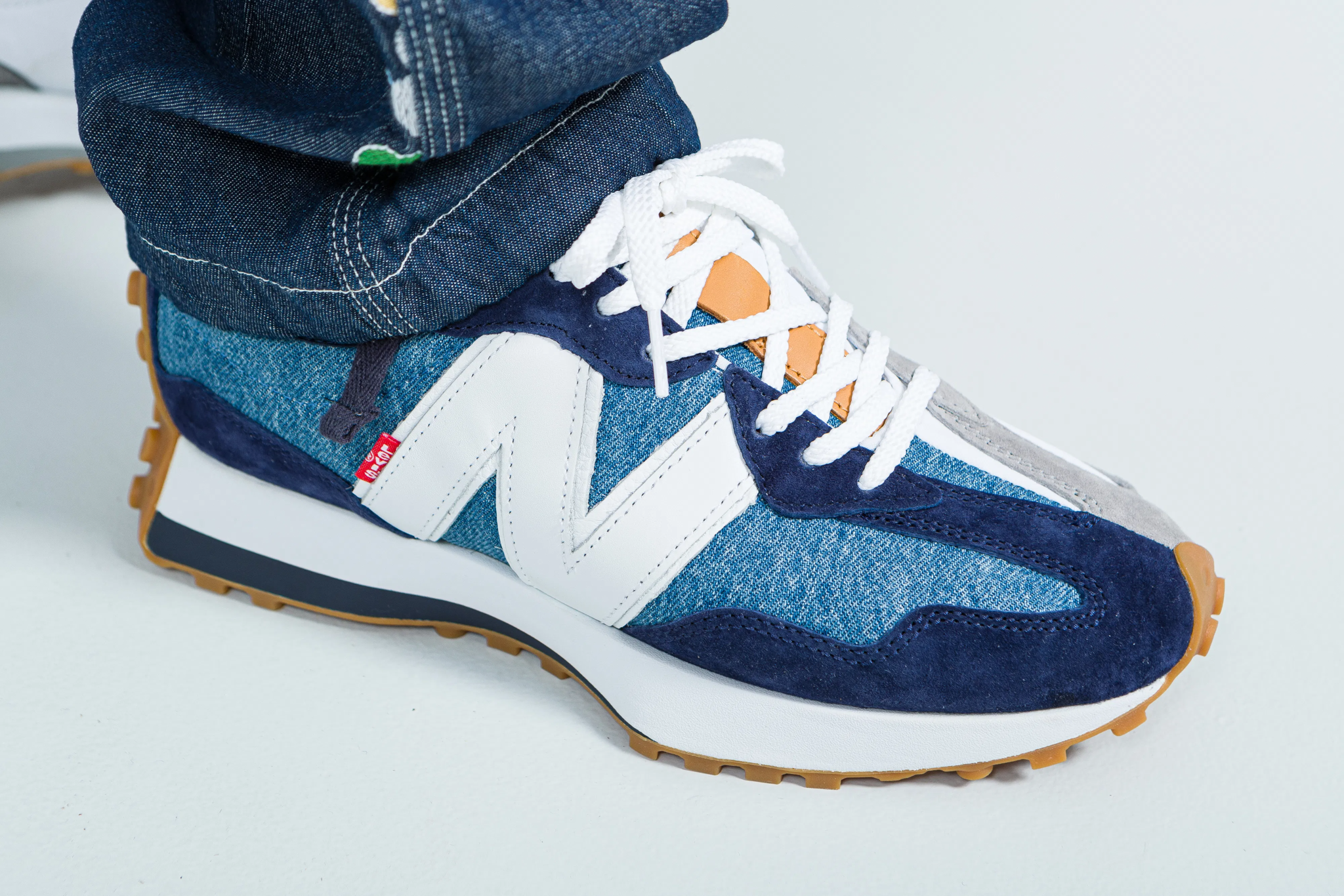 cap-doi-moi-nhat-cua-new-balance-327-su-lua-chon-thong-minh