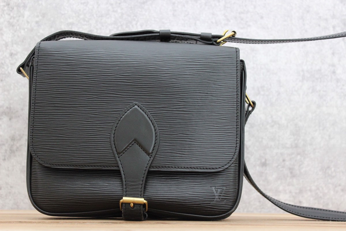 15 mẫu túi đeo chéo có thiết kế đẹp nhất theo các chuyên gia (Phần 2) Hinh anh 6: 15 mau tui deo cheo co thiet ke dep nhat theo cac chuyen gia (Phan 2)