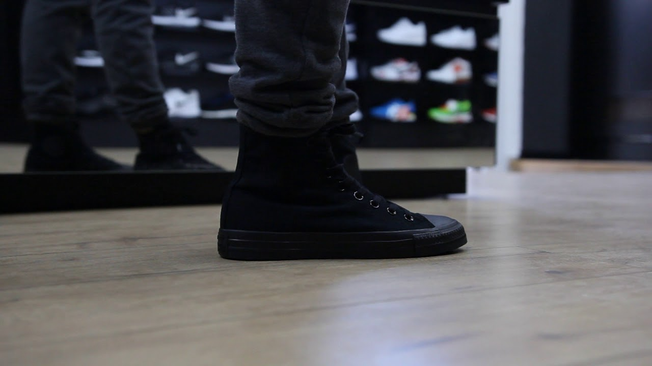 top-12-doi-sneaker-den-de-phoi-do-nhat-nam-2021