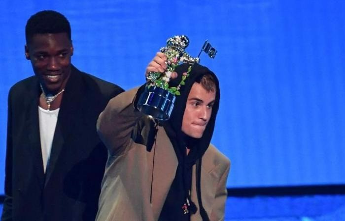 justin-bieber-xuat-hien-trong-bo-do-cua-thuong-hieu-balenciaga-voi-hoo