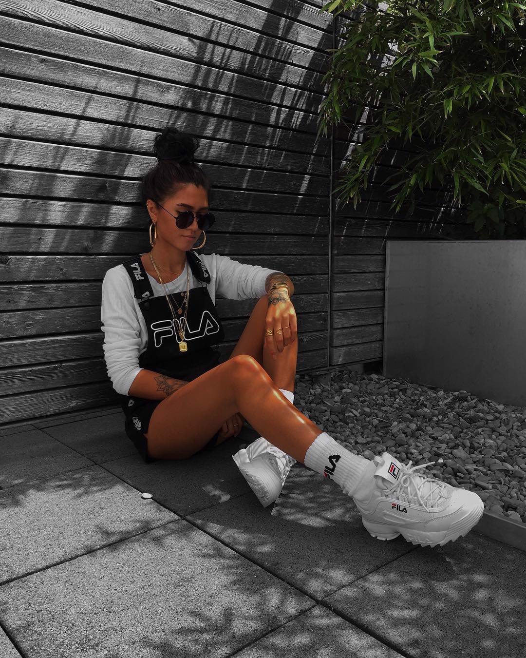 Không quá lạ mắt, nhưng set đồ phối yếm và áo thun trắng trơn đồng bộ cả một cây FILA từ đầu tới chân thì lại lại chuyện khác rồi