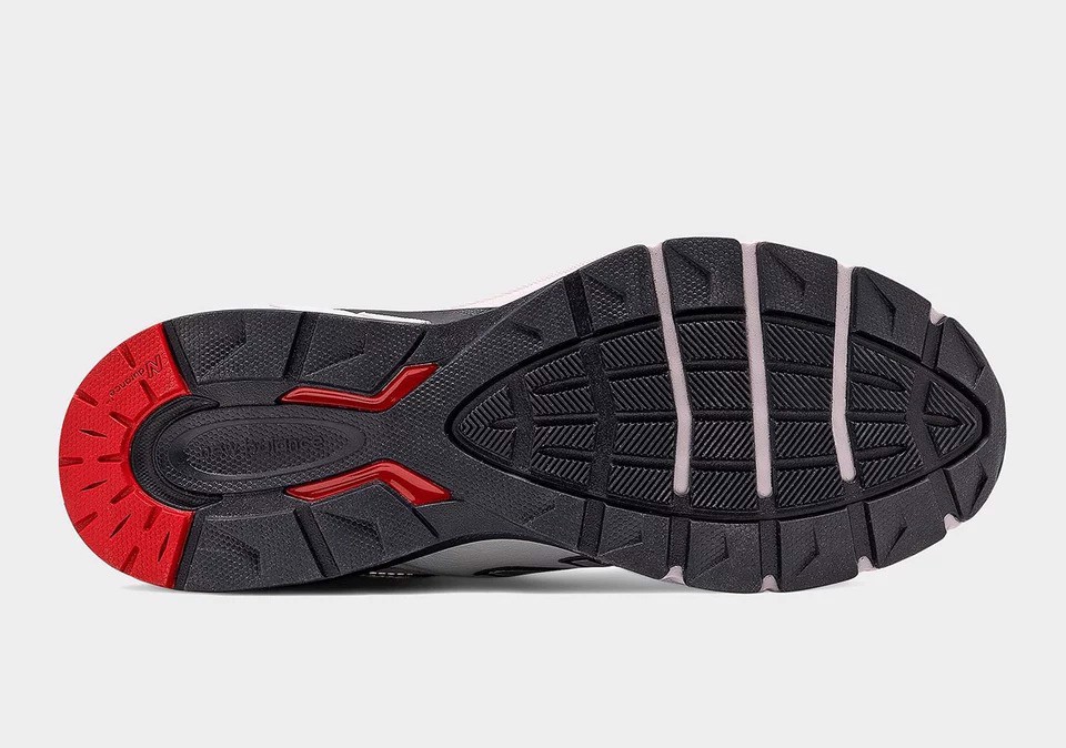 Sống mãi với thời gian, New Balance 990v5 tiếp tục ra phối màu mới Hinh anh 3: Song mai voi thoi gian, New Balance 990v5 tiep tuc ra phoi mau moi