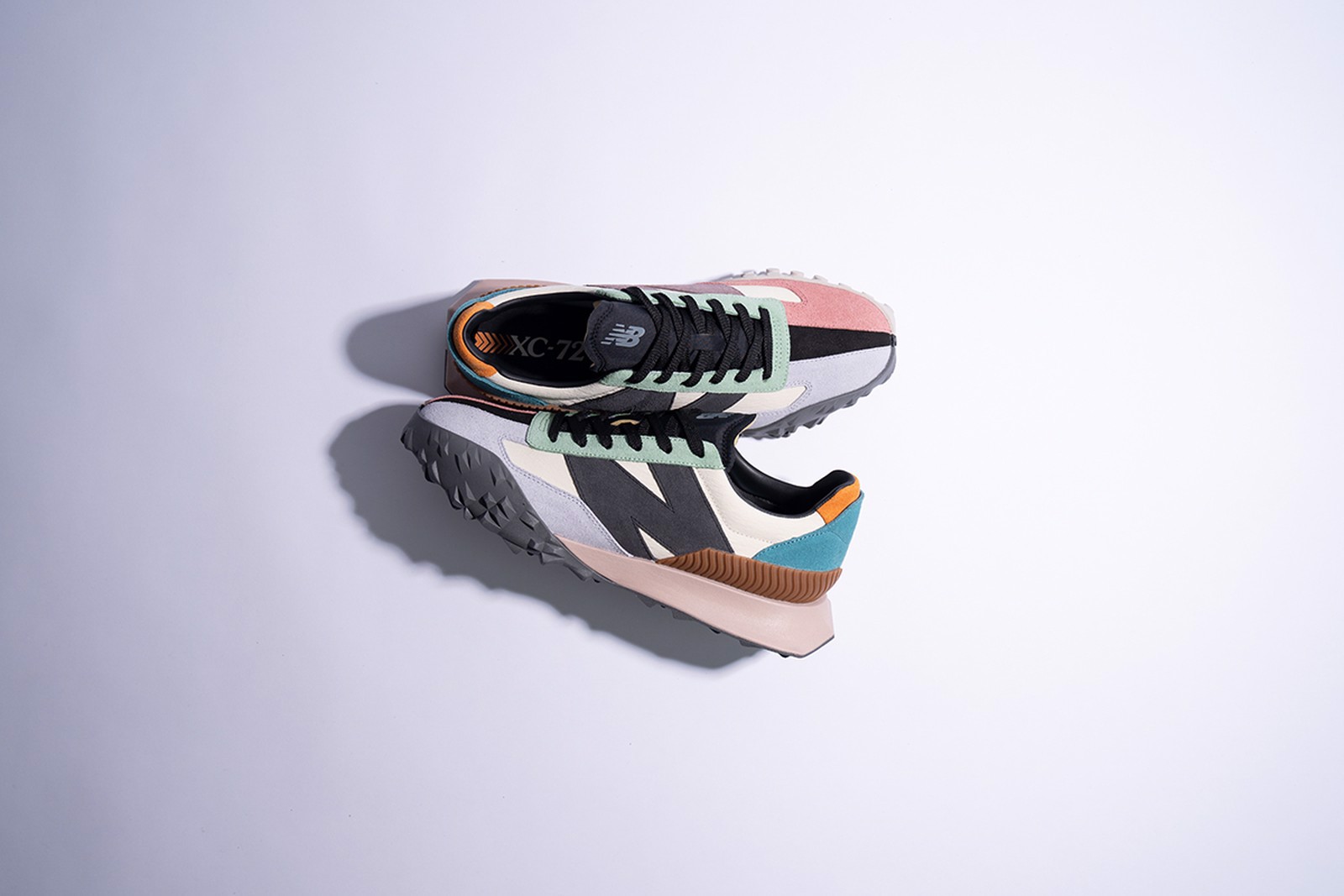 cach-ma-casablanca-tao-ra-8-phien-ban-new-balance-trong-1-nam