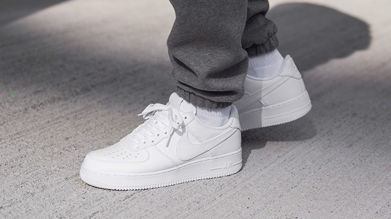 giay-trang-co-lam-anh-lo-lang-diem-danh-nhung-doi-nike-air-force-trang-cuc-xinh-xan