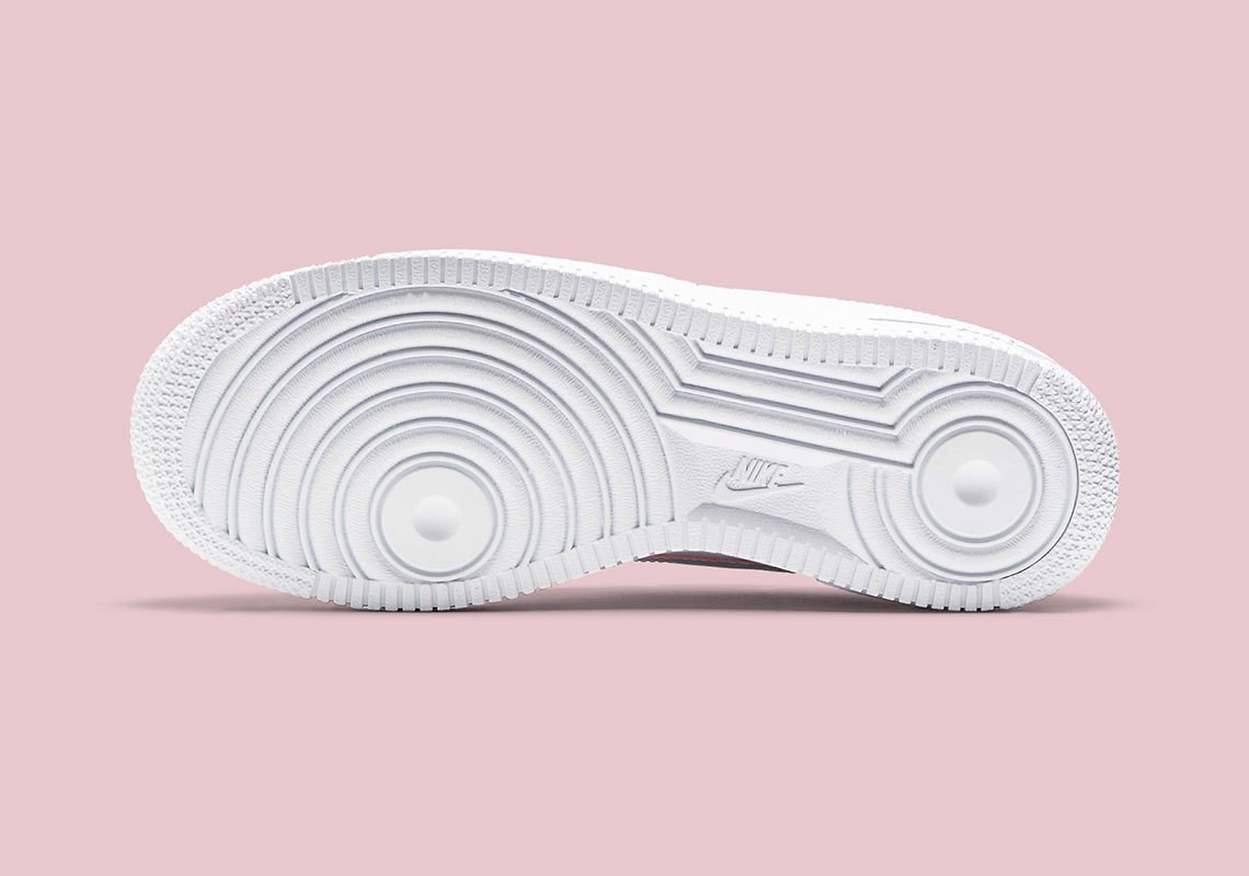 bieu-tuong-swoosh-hai-lop-mau-pastel-nhat-xuat-hien-tren-nike-air-force-low-danh-rieng-cho-cac-co-gai