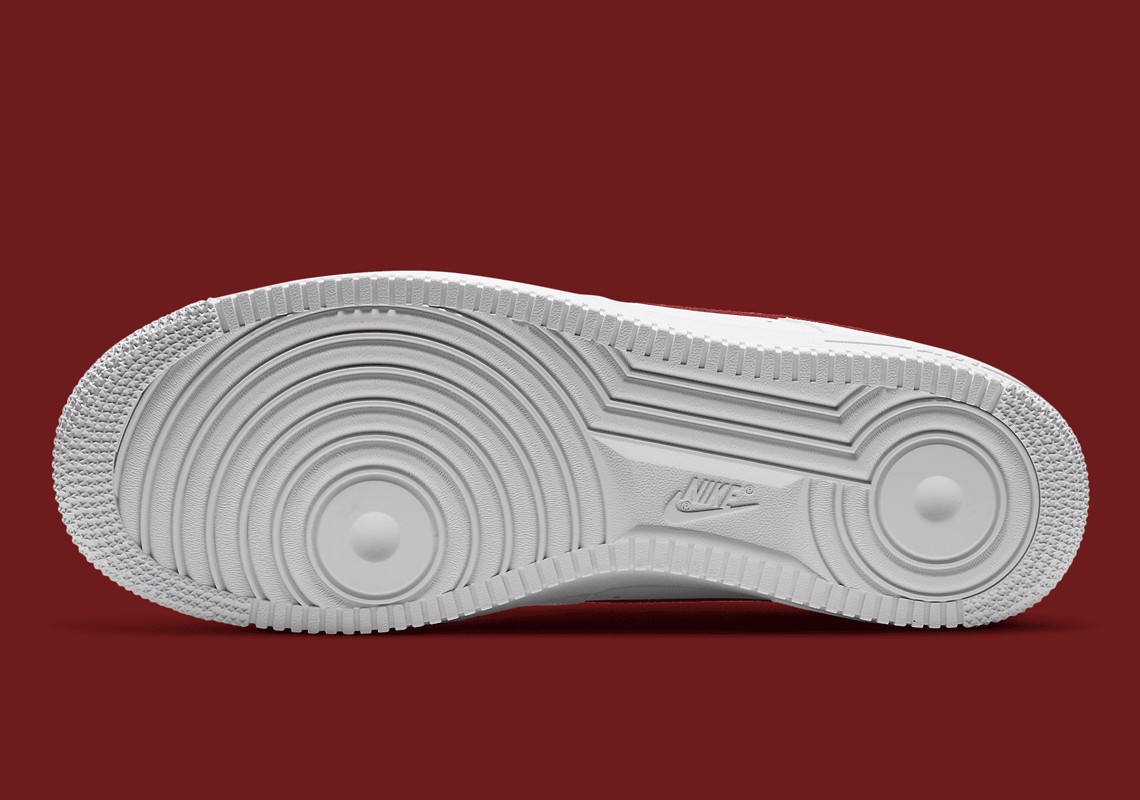 cho-doi-mot-mua-he-ruc-lua-cung-nike-air-force-1-voi-dau-swoosh-team-red-noi-ban-bat