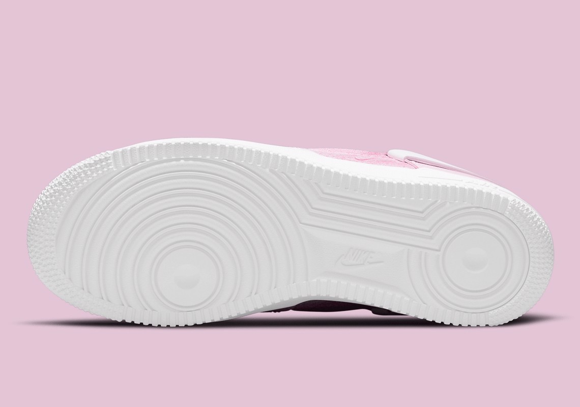 nike-air-force-1-lxx-pink-foam-voi-hoa-tiet-dia-hinh-theo-mua
