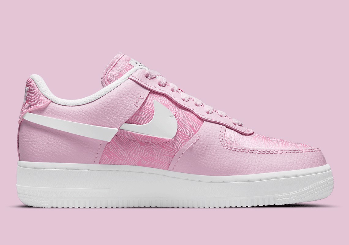 nike-air-force-1-lxx-pink-foam-voi-hoa-tiet-dia-hinh-theo-mua