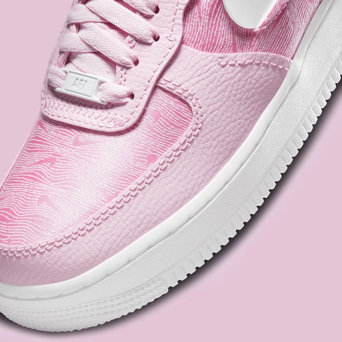 nike-air-force-1-lxx-pink-foam-voi-hoa-tiet-dia-hinh-theo-mua