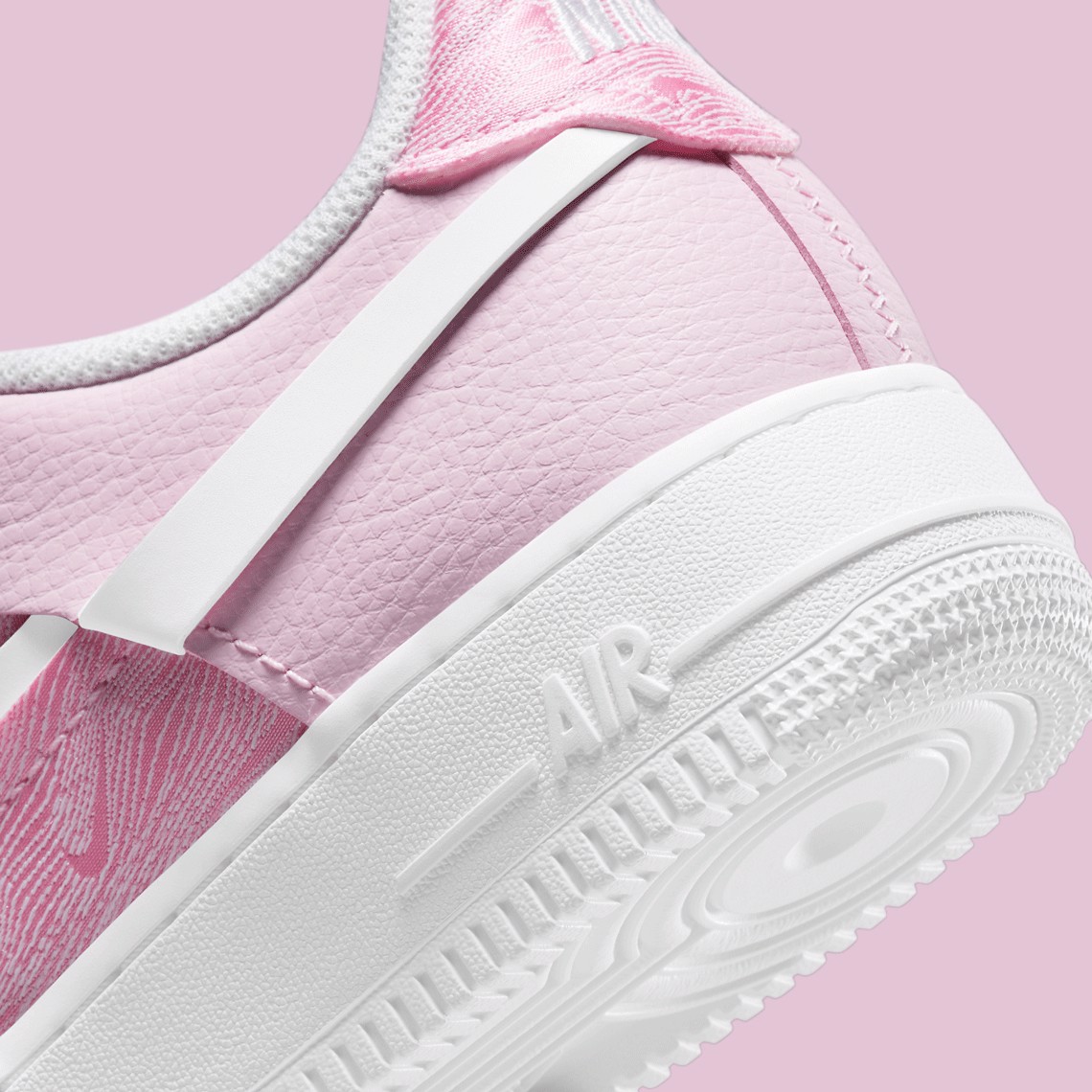 nike-air-force-1-lxx-pink-foam-voi-hoa-tiet-dia-hinh-theo-mua