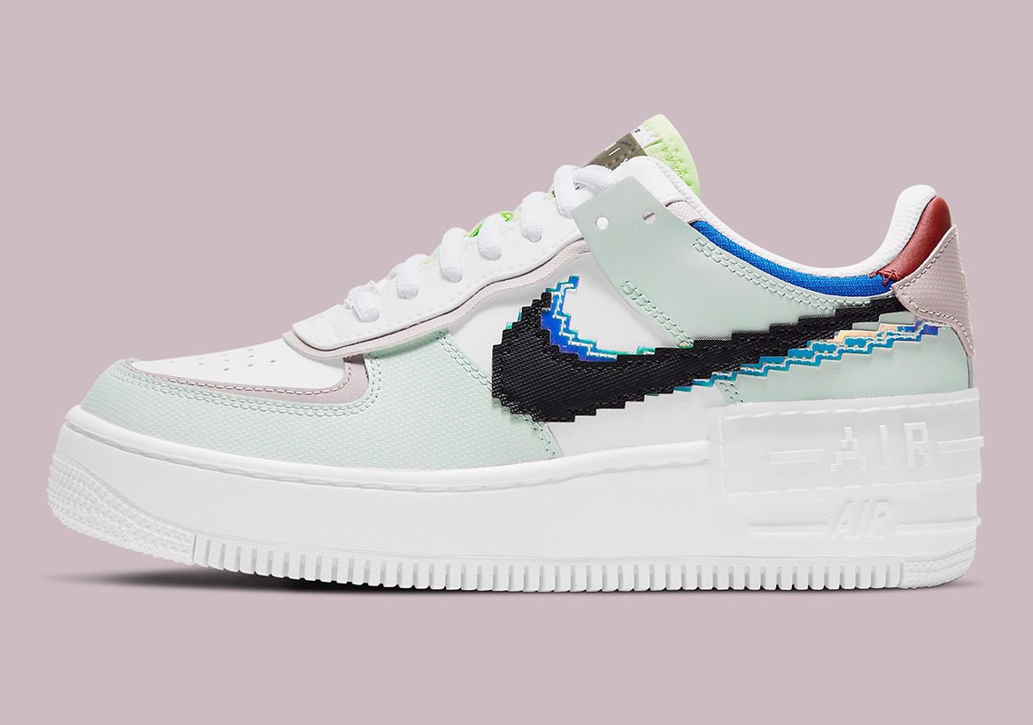 dau-pixelated-swoosh-mot-lan-nua-xuat-hien-noi-bat-tren-doi-nike-air-force-1-day-mau-sac