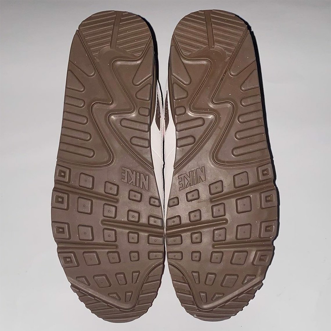 he-lo-nhung-hinh-anh-dau-tien-cua-the-dqm-x-nike-air-max-90-bacon